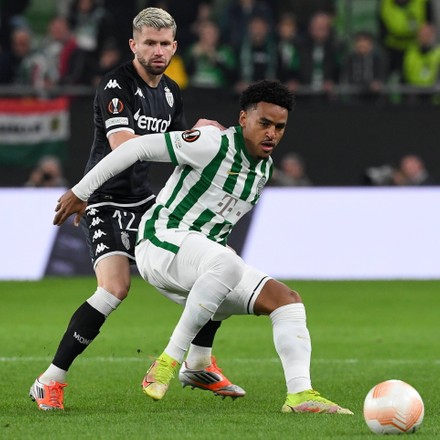 Henry Wingo of Ferencvarosi TC passes the ball in front of Matheus News  Photo - Getty Images