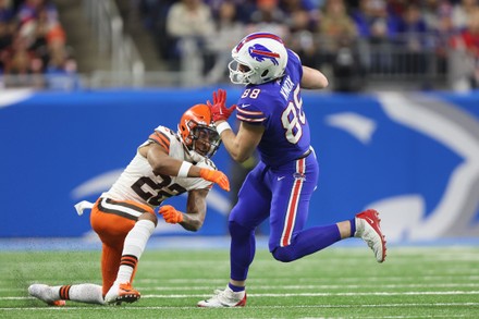 Buffalo Bills tight end Dawson Knox (88) is tackled by Cleveland