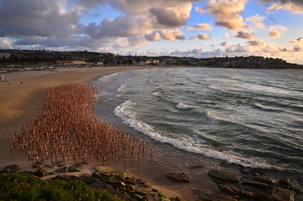 Photographer Spencer Tunick Directs Thousands People - Foto de stock de