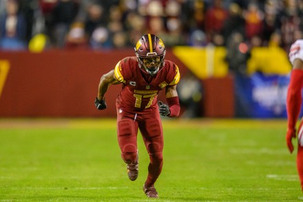 Washington Commanders wide receiver Terry McLaurin (17) runs