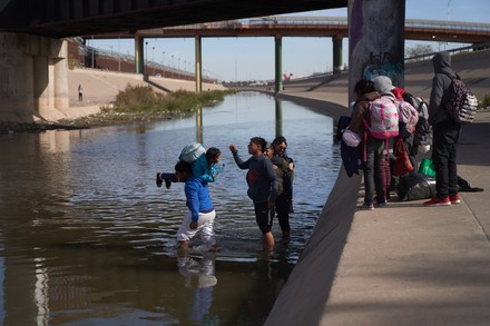 Migrants Illegally Cross Rio Grande River Editorial Stock Photo - Stock ...