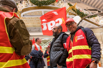 Dozens of CGT-affiliated workers took over the Samaritaine