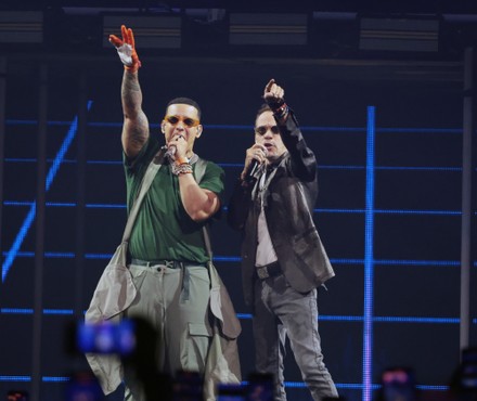 Daddy Yankee sings with Marc Anthony during his last concert