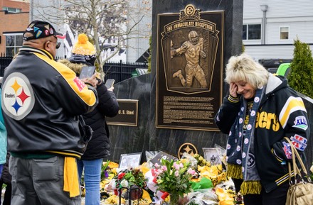 Pittsburgh memorials for Steelers' Franco Harris