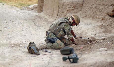 IED disarmament with the 33 Royal Engineers Bomb Disposal Team ...