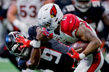 Atlanta Falcons linebacker Lorenzo Carter runs back an interception  Fotografía de noticias - Getty Images