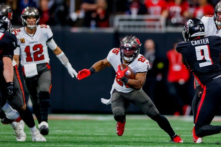 Atlanta Falcons linebacker Lorenzo Carter runs back an interception  Fotografía de noticias - Getty Images