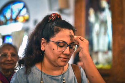 Priest Applies Ashes On Devotees Forehead 新闻传媒库存照片- 库存