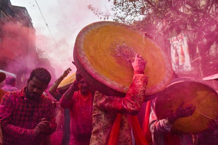 holi celebration in kolkata