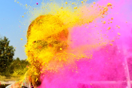 holi celebration in kolkata