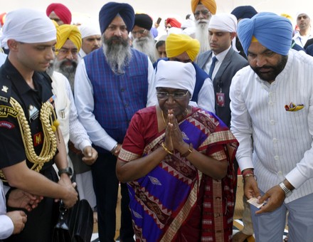 __COUNT__ President Droupadi Murmu Pays Obeisance At Golden Temple In ...