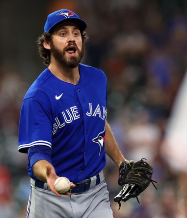 Jordan Romano of the Toronto Blue Jays looks on from the dugout Photo  d'actualité - Getty Images