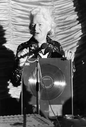 Gracie Fields With Her Gold Disc At The Variety Luncheon In Manchester.