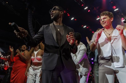 Usher Acknowledges Audience After Students Graduating Editorial Stock