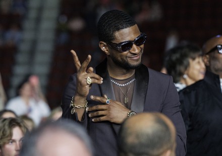 Usher Acknowledges Audience After Students Graduating Editorial Stock