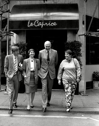 L-r: Mike Hollingsworth Girlfriend Tv Presenter Anne Diamond Newsreader Gordon Honeycombe And Anne's Friend Shirley Leaving 'le Caprice' Restaurant After Lunch.