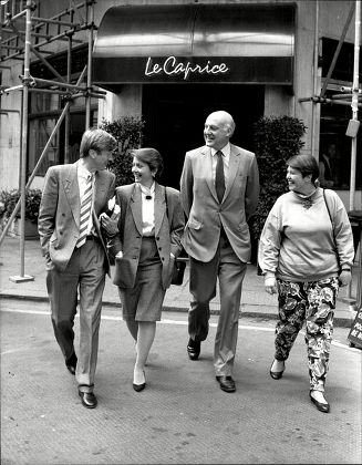 L-r: Mike Hollingsworth Girlfriend Tv Presenter Anne Diamond Newsreader Gordon Honeycombe And Anne's Friend Shirley Leaving 'le Caprice' Restaurant After Lunch.