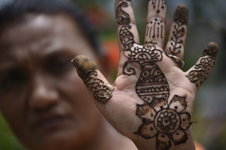 Watch: Bride Gets Her Relationship Timeline Inked On Her Hand With Mehndi -  News18