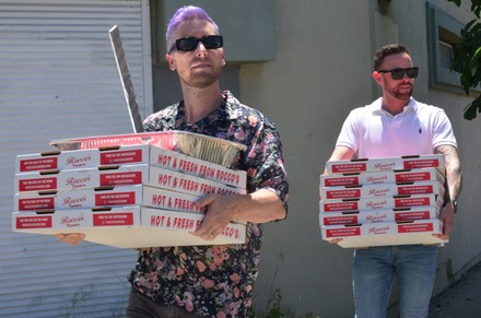Lance Bass delivers pizzas from his restaurant Rocco's to striking actors and writers on the picket lines outside Paramount Studios in Hollywood, Los angeles, California, USA - 27 Jul 2023 Redaktionelt stock-billede