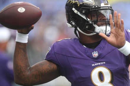 Baltimore Ravens quarterback Lamar Jackson (8) warms up before