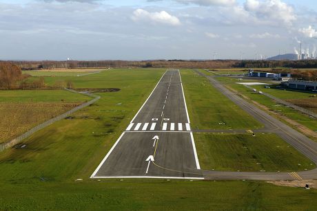 500 Runway strips Stock Pictures, Editorial Images and Stock Photos ...