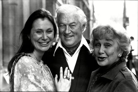 John Mccallum With Wife Googie Withers And Daughter Joanna Mccallum Actress