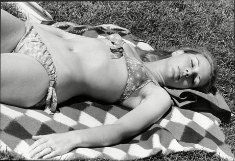 Fashion Model Vanessa Murray Sunbathing In Hyde Park London Today. (for Full Caption See Version)