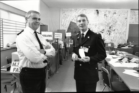 Conservative Party Conference Security In Brighton 1988 Chief Super David Tomlinson (left) And Superintendent Frank Hooper In Police Control Room