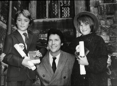 Shakin' Stevens With Two 'children Of Courage' Simon Wright 9 And Kelly Smith 11 At Westminster Abbey For The Awards Ceremony Today.