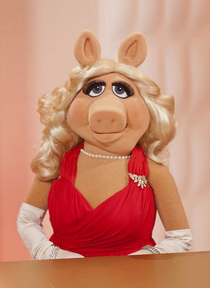 Miss piggy muppets hi-res stock photography and images - Alamy