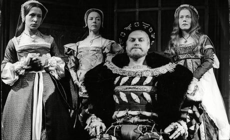 The Bbc2 Production Of The Six Wives Of Henry Viii. L To R Anne Stally Brass As Jane Seymour Dorothy Tutin As Anne Boleyn Keith Michell As Henry Vii And Anette Crosbie As Catherine Of Aragon