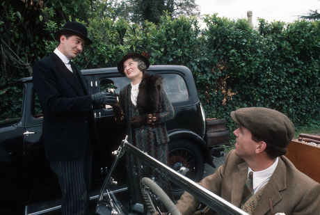 Stephen Fry as Jeeves, Vivian Pickles as Aunt Dahlia Travers and Hugh Laurie as Bertie Wooster