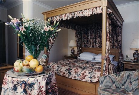 Four Poster Bed At Moat House Hotel Stevenage For Story On Mp Barbara Follet (not Pictured) 1995.