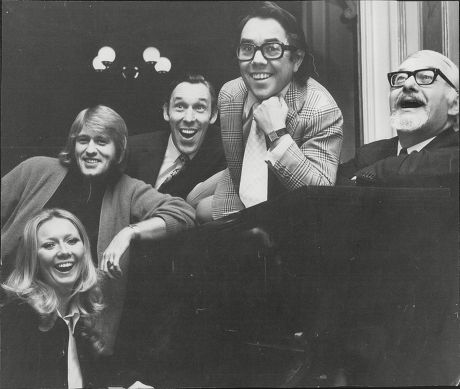 Rehearsals For The Palladium Production Of Cinderella (left To Right) Clodagh Rodgers (cinderella) Malcolm Roberts (prince Charming) Julian Orchard (ugly Sister) Ronnie Corbett (buttons) And David Kossoff (baron)