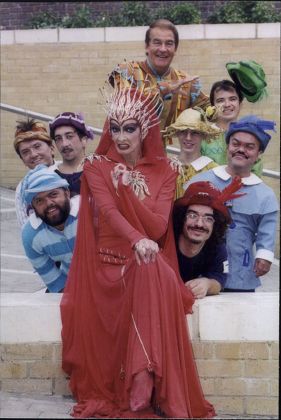 Marti Caine (died (11/95) Red Queen In Pantomime Snow White And The Seven Dwarves With Co-stars Ted Rogers And The Dwarves - 1995
