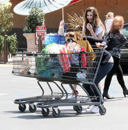 Teri Hatcher and daughter Emerson out and about grocery shopping, Studio City, Los Angeles, America - 06 Apr 2012
