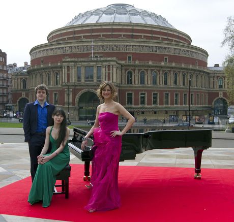 Katie Derham Launches The Bbc Proms 2011 With Young Pianists Alice Sara Ott And Benjamin Grosvenor At The Albert Hall