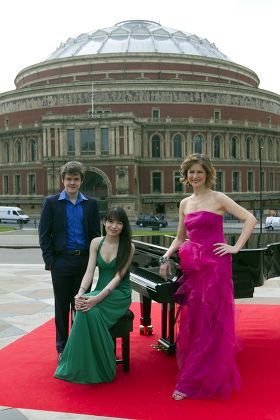 Katie Derham Launches The Bbc Proms 2011 With Young Pianists Alice Sara And Benjamin Grosvenor At The Albert Hall