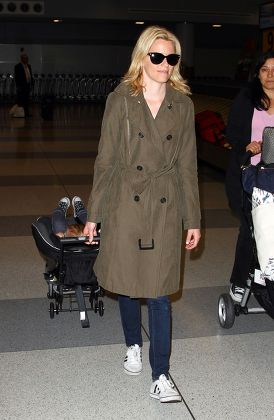 Elizabeth Banks and baby Felix Handelman arrive at JFK airport, New York,  America - 06 May 2012
