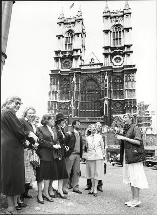 Holiday Guides 1986 Sara Barrett A Tour Guide At Westminster Abbey London On The 'fergie Tour'
