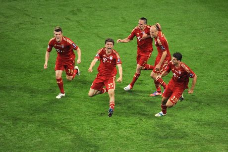 Nếu bạn là người hâm mộ cuồng nhiệt của đội tuyển bóng đá Bayern Munich, thì tại sao lại bỏ lỡ những hình ảnh tuyệt đẹp về những ngôi sao trên sân như Thomas Muller, Franck Ribery và Arjen Robben? Hãy sẵn sàng để bị choáng ngợp bởi những khoảnh khắc tuyệt đẹp của họ!