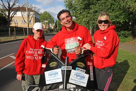 Eddie Kidd With His Wife Sammi Kidd (baseball Cap) And Friend And Helper Susan Taylor As They Approach The Eleven Mile Marker On The Route Of The London Marathon.