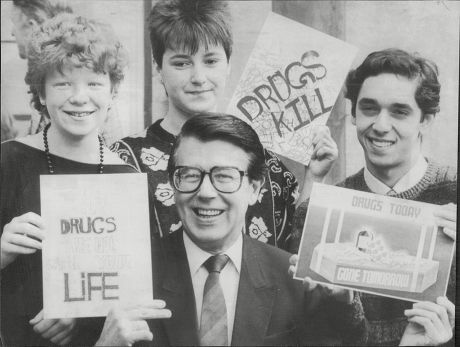 Leslie Crowther Supporting Anti-drugs Campaign. (l-r) Dawn Hilditch Terrie Fowler Guy Taylor With Leslie Crowther (died 9/96).