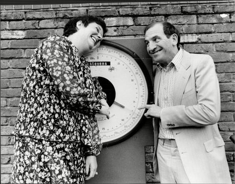 Actor Leonard Rossiter With Winner Of Slimming Competition Audrey Reed Leonard Rossiter (21 October 1926 A 5 October 1984) Was An English Actor Best Known For His Roles As Rupert Rigsby In The British Comedy Television Series Rising Damp (1974a78) An