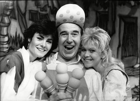 Leslie Crowther Tv Presenter With Actress Janet Dibley For Pantomime Robinson Crusoe Theatre Royal Bath 1989.