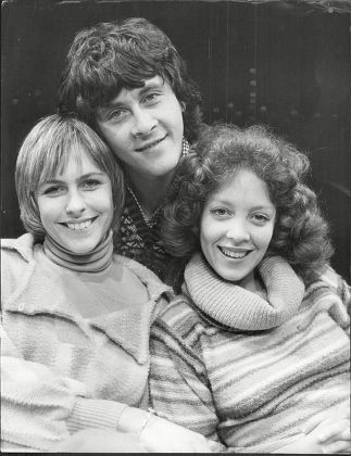 Actor Richard Beckinsale (died 3/79) With Liz Robertson (l) And Debbie Fallender Who Are Appearing In Musical 'i Love My Wife' At The Prince Of Wales Theatre.