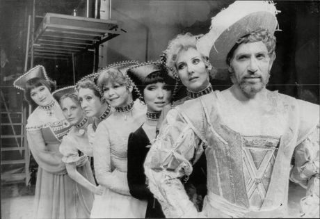 'kings & Clowns' Musical Starring Frank Finlay As Henry V111. Left To Right; Sally Mates As Katherine Parr; Collet Gleeson As Katherine Howard; Anna Quayle As Anne Of Cleves; Maureen Scott As Jane Seymour; Dilys Watling As Anne Boleyn; Elizabeth Co