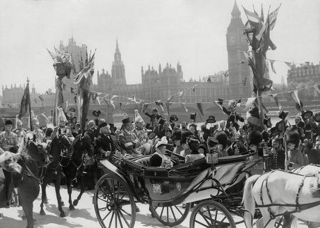 Film Production In Britain 1950 Filming Of The Movie 'the Mudlark' Crowds On The London Embankment Cheered Actress Miss Irene Dunne As Queen Victoria Hen He Drove Past