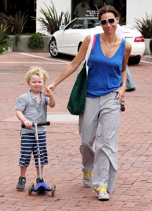 Minnie Driver out and about at the Country Mart in Malibu, Los Angeles, America - 03 Jul 2012