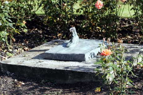 Steve Ovett statue in Preston Park is stolen, Brighton, Britain - 04 Sep 2007